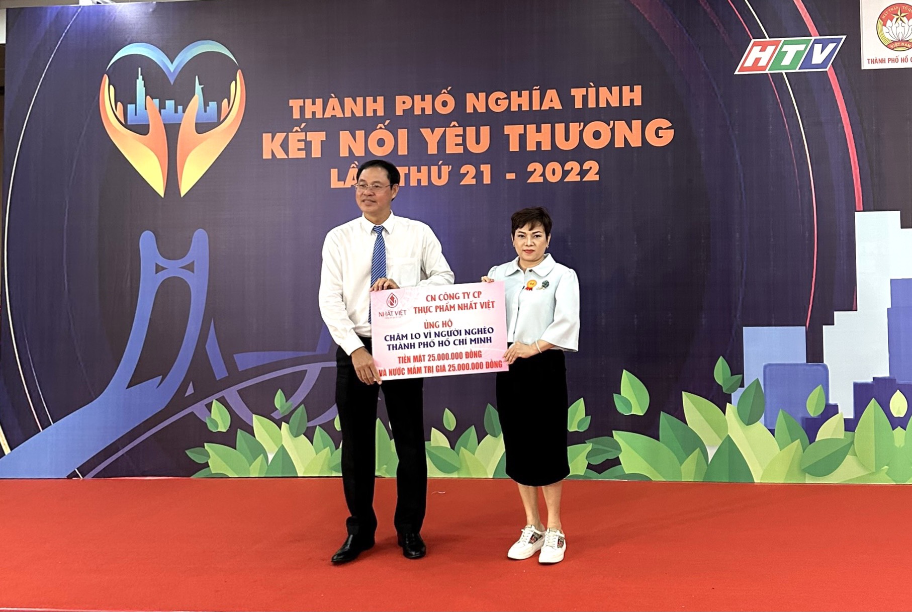 Ông Nguyễn thành Trung - Phó chủ tịch Thường trực Uỷ ban MTTQ Việt Nam Thành phố cùng Đại diện công ty - CT HĐQT bà Nguyễn Thị Ngọc Dung 